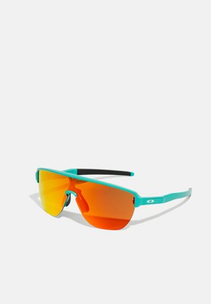 Occhiali da sole blu aqua con design avvolgente e lenti con gradiente arancione. Realizzati in plastica leggera, presentano dettagli neri sulle aste.