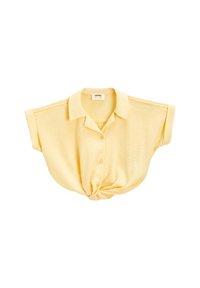 Camisa de botón de manga corta amarilla clara con cuello, que presenta un detalle de nudo en la parte frontal y una tela suave y texturizada.