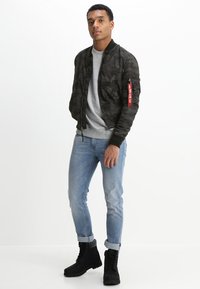 Alpha Industries Blusão aviador - black camo