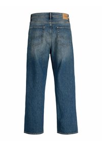 Jeans din denim albastru cu croială dreaptă, având un talie medie, două buzunare la spate și o etichetă bej pe talie.