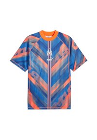 Īsām piedurknēm T-krekls zilā un oranžā krāsā, ar dinamiskām diagonālām rakstām, apaļu izgriezumu un logo centrā.