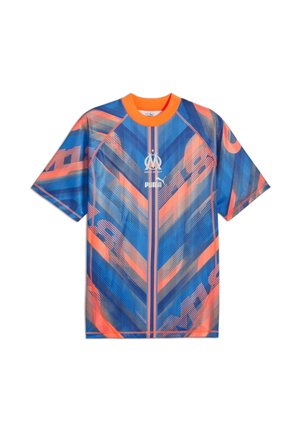 Kortærmet t-shirt i blå og orange, med dynamiske diagonale mønstre, rund halsudskæring og et logo i midten.