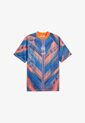 Kortærmet t-shirt i blå og orange, med dynamiske diagonale mønstre, rund halsudskæring og et logo i midten.