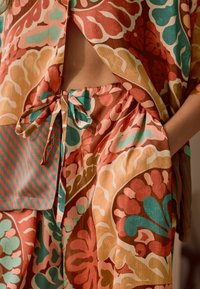 Next WIDE LEG CRINKLE - Püksid - brown multi paisley border print