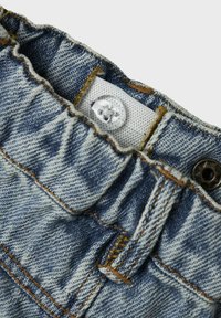 Cintura in tessuto di denim con texture arricciata, color azzurro chiaro, dotata di un bottone di plastica e un'etichetta bianca con foro circolare.