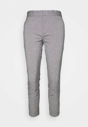Pantalon gris sur mesure en tissu texturé, présentant une coupe slim, des passants pour ceinture, des poches latérales et une coupe droite.