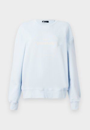 Lyseblå sweatshirt laget av mykt stoff, med rund hals og ribbede mansjetter. Sentralisert logo i kontrastfarge. Uformelt design.