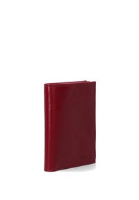 Bordeauxrood leren portemonnee met een gladde textuur, verticale oriëntatie, nette stiksels en een ingebosseleerd merkembleem op de rechteronderhoek.