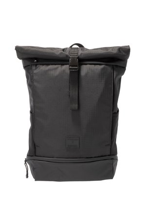 Schwarzer Rucksack mit Rollverschluss oben, vorderem Schnallenriemen, Seitentaschen und einem Reißverschlussfach unten auf weißem Hintergrund.