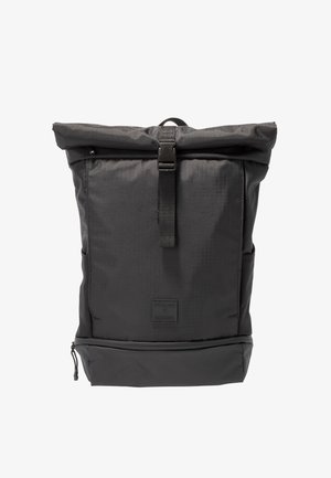 Schwarzer Rucksack mit Rollverschluss oben, vorderem Schnallenriemen, Seitentaschen und einem Reißverschlussfach unten auf weißem Hintergrund.