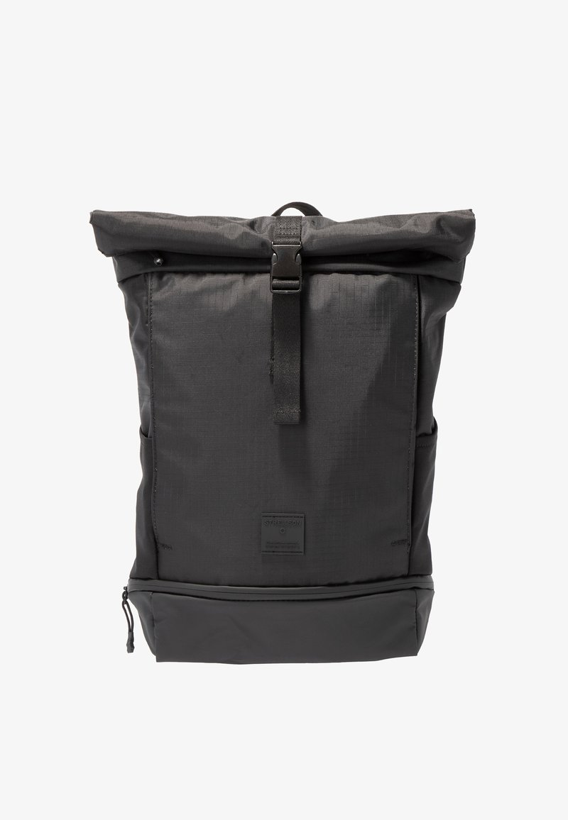 Zaino nero con chiusura a rotolo, fibbia anteriore, tasche laterali e scomparto inferiore con cerniera su sfondo bianco.