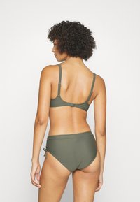 Olivengrønn bikini-sett med justerbare stropper. BH-en har krok-lukking, og den høyhøyde bunnen har sidebånd og rynkedetaljer.