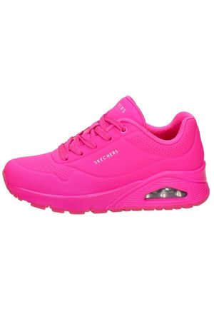 Heller pinker Skechers Sportschuh mit sichtbarem Luftkissen in der Sohle, Schnürverschluss vorne und perforierten Details an Zehen- und Kragenbereich.