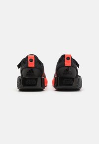 adidas Performance STAR WARS RUNNER KIDS UNISEX - Gyaloglócipő - core black/solar red/cloud white