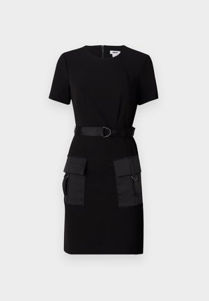 Svart kjole med korte ermer, tettsittende silhuett, stoffbelte med metallspenne, og to store lommer foran med detaljer.