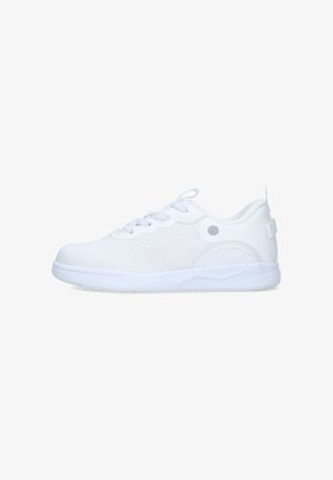 Scarpa da ginnastica bianca a taglio basso con tomaia in mesh, chiusura con lacci e suola ammortizzata, mostrata di profilo su sfondo bianco.