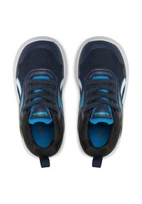 Pár modro-modrých a svetlo-modrých detských tenisiek Reebok s bielymi podrážkami, čiernymi šnúrkami a priedušným sieťovaným zvrškom, z pohľadu zhora.