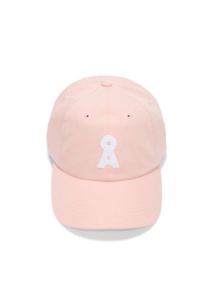 Rosa Baumwoll-Baseballmütze mit einem weißen gestickten Buchstaben "A" auf der Vorderseite. Weicher Stoff mit einem gebogenen Schirm und Belüftungslöchern.