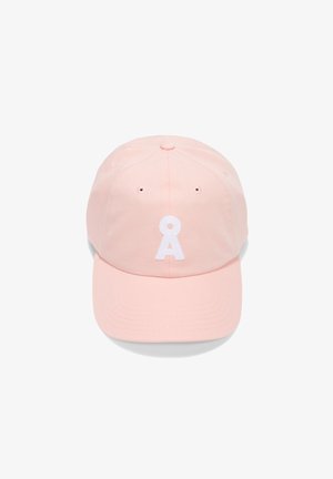 Rosa Baumwoll-Baseballmütze mit einem weißen gestickten Buchstaben "A" auf der Vorderseite. Weicher Stoff mit einem gebogenen Schirm und Belüftungslöchern.