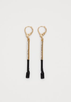 Boucles d'oreilles en or avec fermoir à levier, dotées de barres verticales ornées de cristaux transparents et de pierres noires rectangulaires aux extrémités, sur fond blanc.