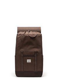Sac à dos roll-top marron en matériau textile, avec deux poches avant et une poignée supérieure. Doté d'un patch logo et d'accents de couture contrastés.