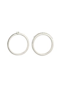 Sølv øreringe med ringeform, der har en glat, rund form. Den ene ørering har en struktureret detalje, mens den anden er helt enkel.