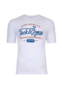 Valkoinen puuvillainen t-paita lyhythihaisilla. Sisältää sinisiä ja ruskeita tekstiprinttejä: "KORKEALAATUINEN Jack & Jones UNITED INDUSTRIES" ja "Vuodesta 1990."