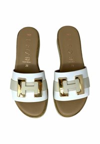 Sandali bianchi in pelle con una ampia cinghia decorata da una fibbia geometrica oro e beige. Soletta in marrone naturale con nome del marchio impresso.