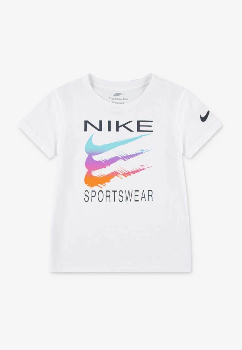 Balta kokvilnas T-kreklā uzraksts "NIKE" treknrakstā melnās krāsas, ar krāsainiem sūku grafikiem zils, violets un oranžs. Ietver mazu melnu logotipu uz piedurknes.