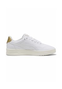 Hvide lædersneakers med en glat tekstur, lavt design og en guldaccent på hælen. Har en cremefarvet sål og hvide snørebånd.