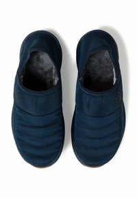 Námořnické slip-on boty s prošívanou texturou a měkkou vnitřní podšívkou, vyznačující se minimalistickým designem a flexibilní podrážkou.