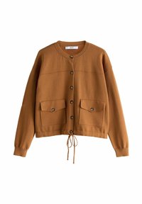 Cardigan maro tricotat, cu guler rotund, închidere frontală cu nasturi, două buzunare la piept cu clapete cu nasturi și șnur ajustabil la tiv.