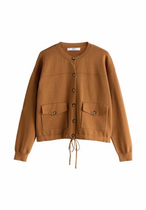 Brun strikket cardigan med rund hals, knaplukning foran, to brystlommer med knapklapper og justerbar snøre i kanten.