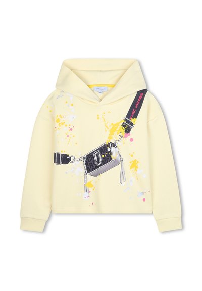 Gelbe Baumwollkapuzenjacke mit einem Frontgrafikdesign eines Handtasche, verziert mit schwarzen, grauen und bunten Farbspritzern sowie einer Kordelzugkapuze.