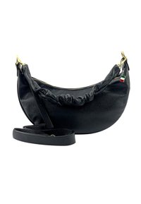 Schwarze Lederhandtasche mit strukturiertem Finish, geschwungener Form, gerafftem oberen Teil, goldenen Hardware-Elementen und einem abnehmbaren Tragegurt. Sie verfügt über ein kleines italienisches Flaggenetikett.