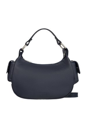 Mała czarna skórzana torebka o zaokrąglonym kształcie, krótka rączka przymocowana srebrnymi pierścieniami oraz boczne kieszenie na klapki.