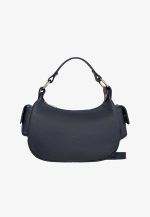 Mała czarna skórzana torebka o zaokrąglonym kształcie, krótka rączka przymocowana srebrnymi pierścieniami oraz boczne kieszenie na klapki.