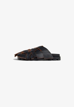 Schwarze Leder-Sandalen mit geflochtenen Riemen und orangefarbenen Nähten. Dicke schwarze Sohle sorgt für Stabilität und Langlebigkeit. Glatte Textur, lässiges Design.