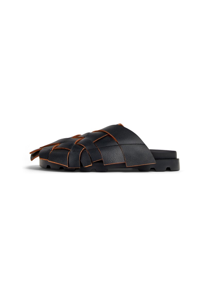 Zwarte leren slipper sandalen met geweven banden en oranje stiksels. Dikke zwarte zool biedt ondersteuning en duurzaamheid. Soepele textuur, casual ontwerp.