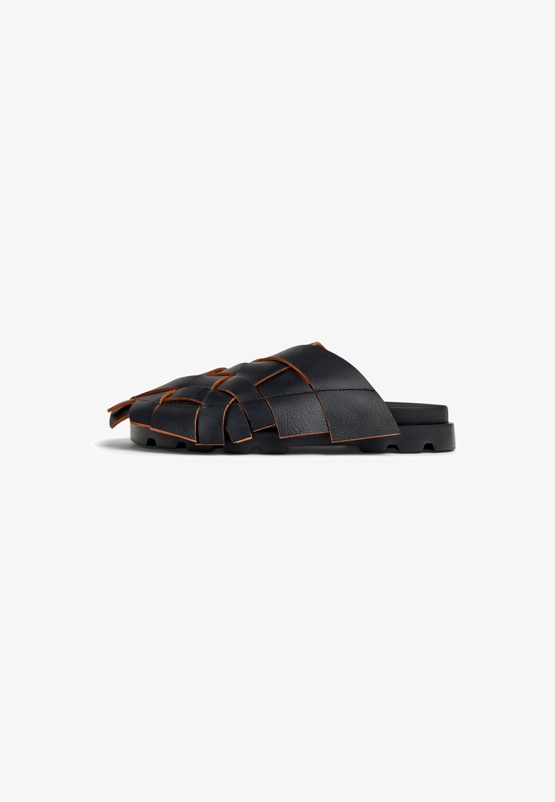 Zwarte leren slipper sandalen met geweven banden en oranje stiksels. Dikke zwarte zool biedt ondersteuning en duurzaamheid. Soepele textuur, casual ontwerp.