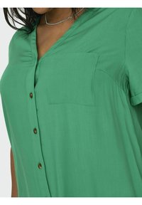 ONLY Carmakoma CARNEWDENIZIA SS CALF  - Rochie tip cămașă - green bee