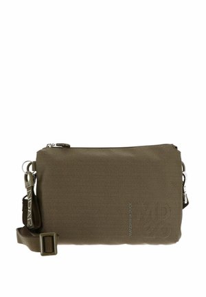 Sac bandoulière marron texturé avec une fermeture éclair, une sangle réglable et des éléments métalliques. Présente un logo discret embossé sur la surface.