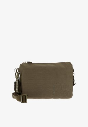 Sac bandoulière marron texturé avec une fermeture éclair, une sangle réglable et des éléments métalliques. Présente un logo discret embossé sur la surface.