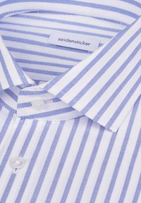 Wit overhemd met blauwe verticale strepen, voorzien van een button-down kraag, doorzichtige knopen en een label met de tekst "seidensticker" aan de binnenzijde van de kraag.