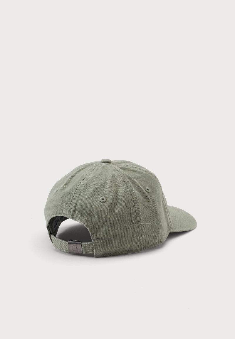 Olivgrüne Baumwoll-Baseballkappe mit verstellbarem Metallverschluss, von hinten auf hellem einfarbigem Hintergrund gesehen.