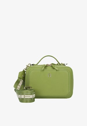 Groene leren handtas met een gestructureerde rechthoekige vorm, een bovenhandgreep en een afneembare riem met een patroonaccent. Zilverkleurige hardware.