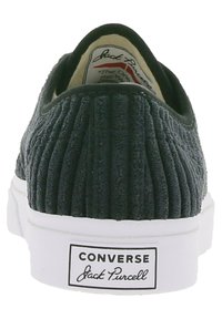 Dunkelgraue Leinenschuhe mit gerippter Textur, weißer Gummisohle und schwarzen Akzenten. Mit einem "Converse Jack Purcell"-Label an der Ferse.
