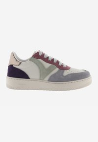 Sneaker in pelle e camoscio con una base bianca, pannelli multicolori in viola, verde, rosa e rosso, e lacci bianchi. Suola in gomma testurizzata.