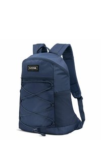 Zaino blu navy con finitura testurizzata, dotato di un sistema elastico anteriore a bungee, spallacci imbottiti e un compartimento con zip.