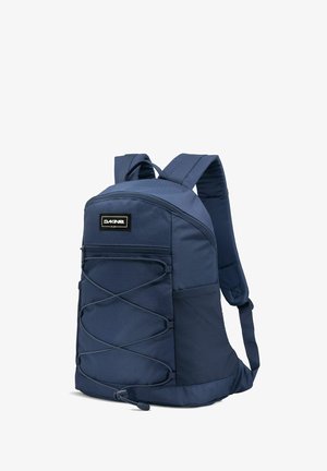 Marineblaue Tasche mit strukturiertem Finish, ausgestattet mit einem elastischen Bungee-System an der Vorderseite, gepolsterten Schultergurten und einem Reißverschlussfach.